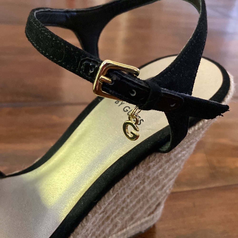 Guess women size 7 wedge sandal - Picture 7 of 8